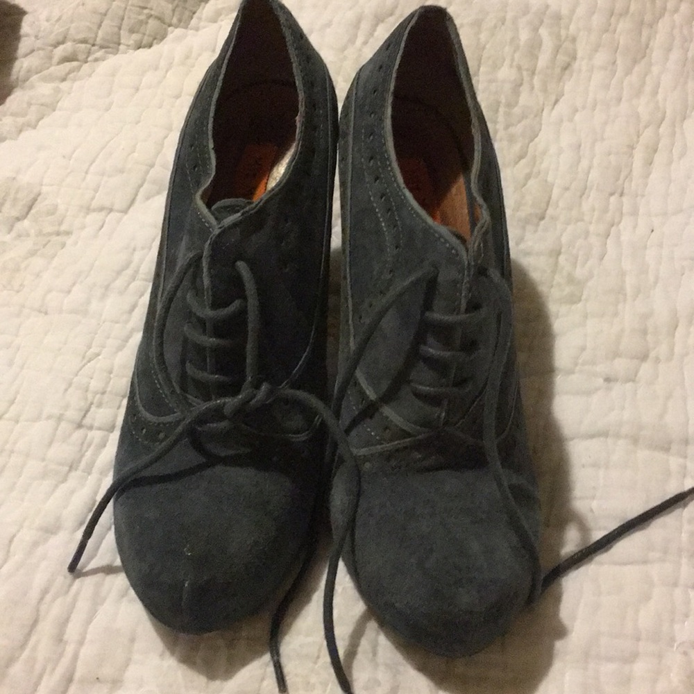 Blue closed toed heels